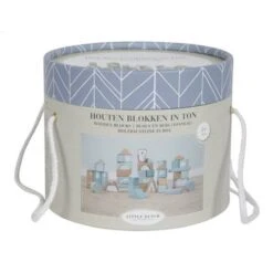 Little Dutch Houten Blokkenton Blauw LittleDutch -Chique Speelgoeds Winkel little dutch 4413 blauw houten blokken in ton 1 1
