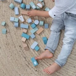 Little Dutch Houten Blokkenton Blauw LittleDutch -Chique Speelgoeds Winkel little dutch 4413 blauw houten blokken in ton 4