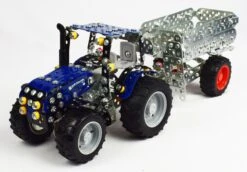 Tronico Mini New Holland T4 Met Aanhangwagen – 1 : 32 -Chique Speelgoeds Winkel new holland t4 met aanhanger tronico mini 10056