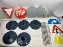 Verkeersborden Set Traffic-Signs TheoKlein -Chique Speelgoeds Winkel verkeersborden theo klein 2980 traffic sign set 1